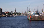 Foto, Bild: Skyline von Hamburg mit Michel vom Containerschiff aus