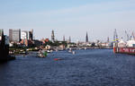 Foto, Bild: Skyline von Hamburg mit Michel vom Containerschiff aus