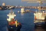Foto, Bild: Feederschiffe vor dem Burchardkai mit Skyline von Hamburg vom Containerschiff aus