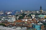 Foto, Bild: Queen Mary verlsst Hamburg vorbei an den Landungsbrcken und Michel