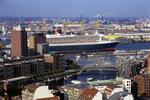 Foto, Bild: Queen Mary 2 verlässt Hamburg vorbei an der Kehrwiederspitze