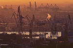 Foto, Bild: Blick über Elbe und Hafen mit seinen Kränen abends