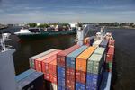 Foto, Bild: Einfahrt in den Parkhafen mit einem Containerschiff