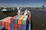 Foto, Bild: Einfahrt in den Parkhafen mit einem Containerschiff