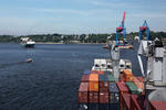 Foto, Bild: Einfahrt in den Parkhafen mit einem Containerschiff