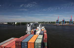 Foto, Bild: Einfahrt in den Parkhafen mit einem Containerschiff