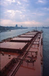 Foto, Bild: auf einem Massengutfrachter (Bulker) zum Hamburger Hafen mit der Skyline von Hamburg