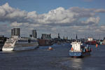 Foto, Bild: AIDAluna und Feederschiff mit der Skyline von Hamburg