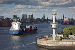 Radarturm und Feederschiff mit der Skyline von Hamburg