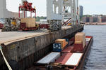 Spezialcontainer werden aus einer Schute am Container Terminal Tollerort verladen