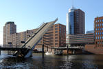 Foto, Bild: geöffnete Sandtorhafen Klappbrücke (Brücke Am Kaiserkai) in der Hafencity Hamburg