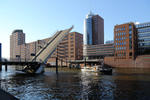 Foto, Bild: hochgeklappte Sandtorhafen Klappbrcke (Brcke Am Kaiserkai) in der Hafencity Hamburg