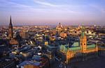 Foto, Bild: Rathaus mit Mahnmal St. Nikolai und Hafen im Morgenlicht