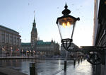 Foto, Bild: Rathaus und Rathausmarkt mit zugefrorener Alster im Abendlicht