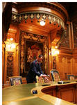 Foto, Bild: Der Rathausdiener bringt den Hammer in den Senatssaal
