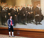Foto, Bild: Der Rathausdiener in Galauniform vor dem Bürgermeister-Gemälde
