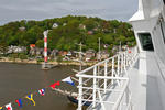 Foto, Bild: Leuchtturm vor Blankenese von einem vorbeifahrenden Containerschiff aus