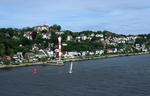 Foto, Bild: Leuchtturm vor Blankenese von einem vorbeifahrenden Containerschiff aus