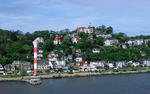 Foto, Bild: Leuchtturm vor Blankenese von einem vorbeifahrenden Containerschiff aus