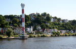 Foto, Bild: Leuchtturm vor Blankenese von einem vorbeifahrenden Schiff aus