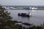 Foto, Bild: Ponton 0p´n Bulln in Blankenese und Feederschiff