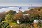 Foto, Bild: Containerschiff COSCO DEVELOPMENT und Tanker GINGA PANTHER bei Blankenese