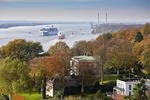 Foto, Bild: Containerschiff COSCO DEVELOPMENT und Tanker GINGA PANTHER auf der Unterelbe