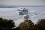 Foto, Bild: Containerschiff COSCO DEVELOPMENT und Tanker GINGA PANTHER auf der Elbe bei Blankenese