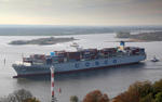 Foto, Bild: Containerschiff COSCO DEVELOPMENT vor der Elbinsel Neßsand bei Blankenese