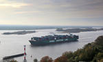 Foto, Bild: Containerschiff CSCL SATURN vor der Elbinsel Nesand bei Blankenese