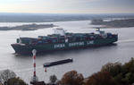 Foto, Bild: Containerschiff CSCL SATURN vor der Elbinsel Nesand bei Blankenese