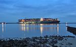 havariertes Containerschiff CSCL INDIAN OCEAN in der Unterelbe mit Schleppern abends