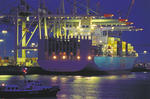 Containerschiff OOCL SINGAPORE am HHLA Container Terminal Burchardkai Hafen Hamburg zur Blauen Stunde