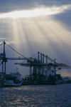 Foto, Bild: Containerschiffe am Eurogate Container Terminal Hamburg vor Sonnenstrahlen durch ein Wolkenloch