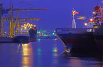 Foto, Bild: Containerschiffe im Kaiser-Wilhelm-Hafen Hamburg zur Blauen Stunde