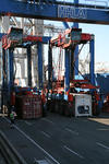 Van-Carrier (Straddle-Carrier, Portalhubwagen) verladen Container am HHLA Container Terminal Burchardkai Hafen Hamburg