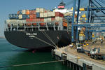 Containerschiff NYK LYNX am Kai vom Port of Long Beach LA, USA