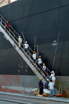 Lascher in Kaohsiung (Taiwan) eilen die Gangway hinauf, Port of Kaohsiung (Taiwan)