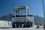 Vancarrier (Straddle-Carrier, Portalhubwagen) im Port of Cape Town vor dem Tafelberg von Kapstadt, Sdafrika