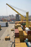 Containerumschlag mit bordeigenem Ladegeschirr (Krne, Kran) im Port of Callao, Puerto del Callao Lima, Peru