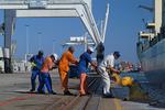 Hafenarbeiter in Kapstadt ziehen die Festmacherleine im Port of Cape Town, Sdafrika