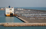 Carcarrier (Autotransporter) am Autoterminal im Port of Valencia, Puerto de Valencia, Spanien