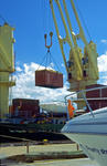 Yachten und Container werden aus dem Mehrzweckfrachter (Multipurpose-Frachter, multi-purpose-ship) in Brisbane entladen