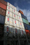 Foto, Bild: Container sind an Bord gestapelt und mit Laschstangen gesichert
