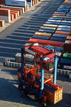 Containerlager (container storage, container depot) mit Van Carrier (Straddle Carrier, Portalhubwagen) in Hamburg