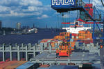 Foto, Bild: Containerverladung am Container Terminal Burchardkai (Athabaskakai) mit City von Hamburg im Hintergrund