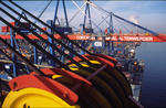Containerbrcke mit Winden und Stahlseilen am CTA Container Terminal Altenwerder Hamburg vom Ausleger der Containerbrcke aus