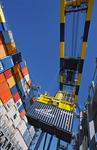 Container am Ausleger der Containerbrcke wird in die Luke des Containerschiffs verladen im Port of Long Beach LA, U.S.A.