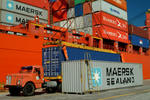 Stauer befestigt Container an dem bordeigenen Kran im Port of Rio Grande, Porto do Rio Grande do Sul, Brasilien