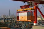 Containerplattform mit Stckgut wird vor der Kulisse von Kaohsiung verladen im Port of Kaohsiung, Taiwan